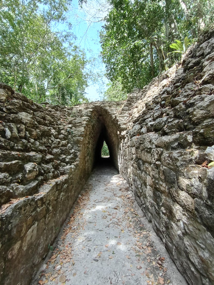 Tour a Las Ruinas Mayas De Becan en Campeche desde Bacalar