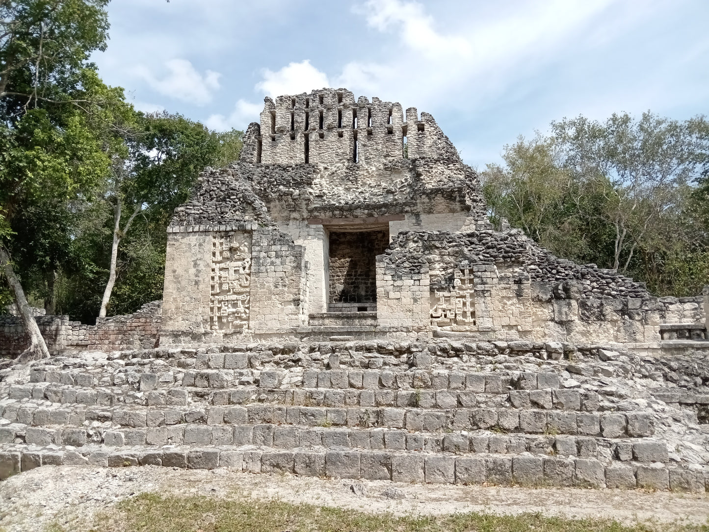 Tour a Las Ruinas Mayas De Becan en Campeche desde Bacalar